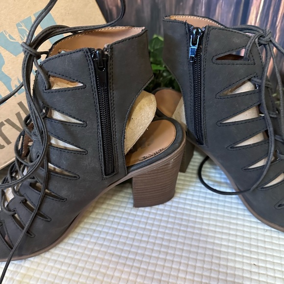 Faryl Laced up Heels with Zipper Size 7.5 Black - Picture 5 of 6